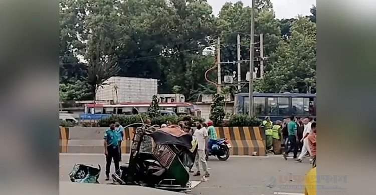 রাজধানীতে লরির ধাক্কায় দুমড়ে-মুচড়ে গেল সিএনজি, নিহত ১